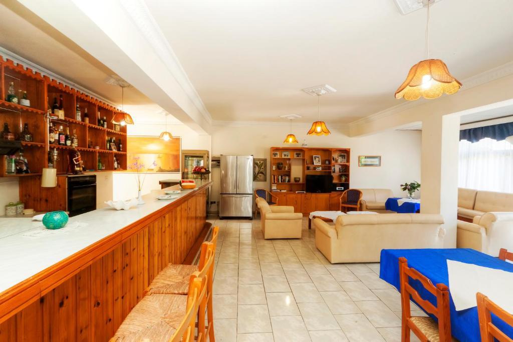 Follow The Sun Hotel apartamentowy Polis